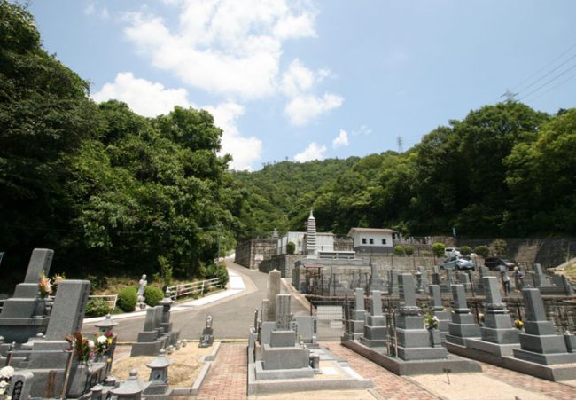 自然に囲まれた明るく穏やかな墓苑です